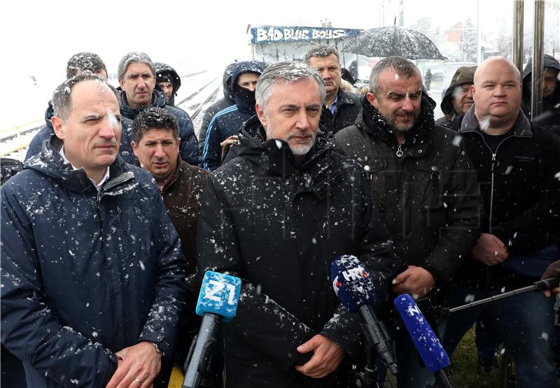 Miroslav Škoro na željezničkoj postaji Trnava