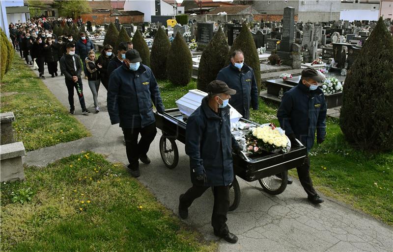 Pokop djevojčice Nikol na gradskom groblju u Novoj Gradiški