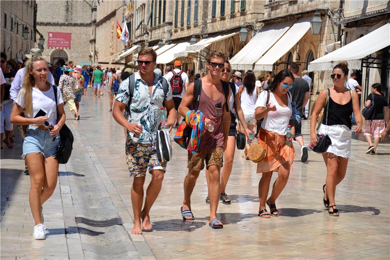 Croatia, 12 other EU countries agree on green tourist passport