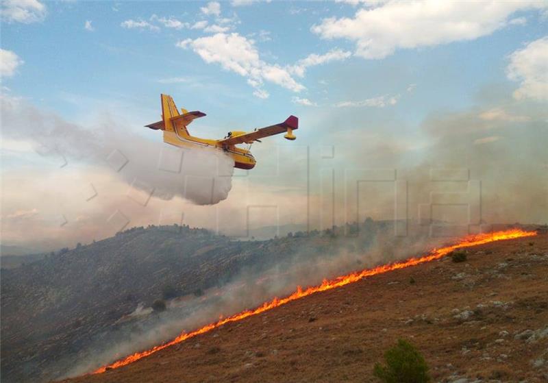 HV aircraft drop 17,000 tonnes of water in 2020 aerial firefighting season 