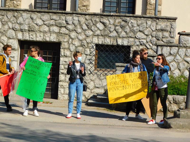 Na dva skupa u Petrinji, građani traže odgovore na brojna pitanja