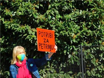 Na dva skupa u Petrinji, građani traže odgovore na brojna pitanja