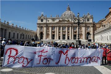 VATICAN POPE REGINA COELI PRAYER