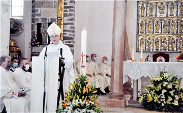 U katedrali sv. Tripuna ustoličen novi kotorski biskup mons. Ivan Štironja