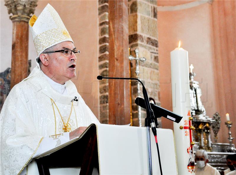 U katedrali sv. Tripuna ustoličen novi kotorski biskup mons. Ivan Štironja