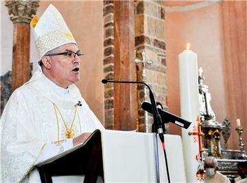 U katedrali sv. Tripuna ustoličen novi kotorski biskup mons. Ivan Štironja