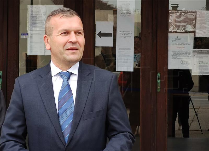 Varaždin: Anđelko Stričak prilikom predaje potpisa za kandidaturu