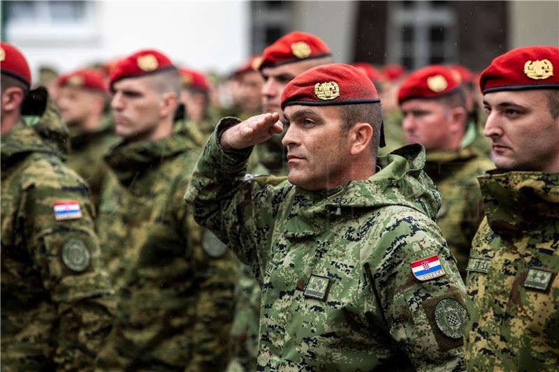 Knin: Uručenje beretki pripadnicima 3. mehanizirane bojne Pauci