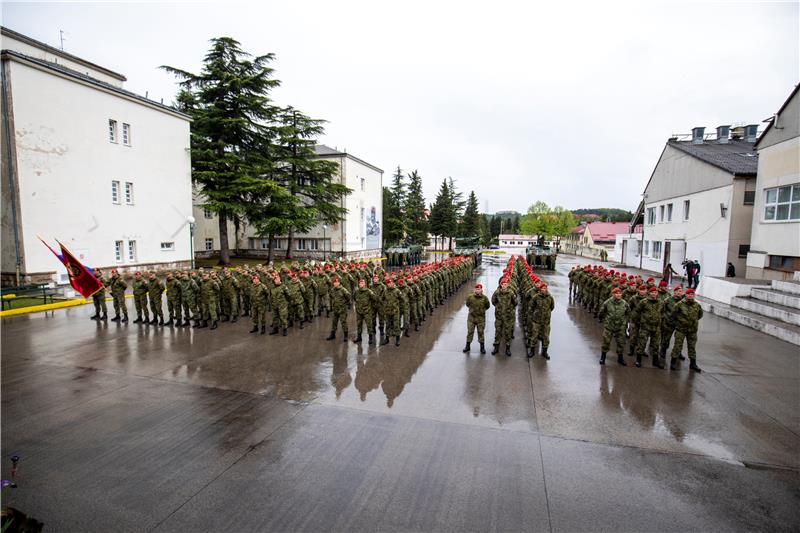 Knin: Uručenje beretki pripadnicima 3. mehanizirane bojne Pauci