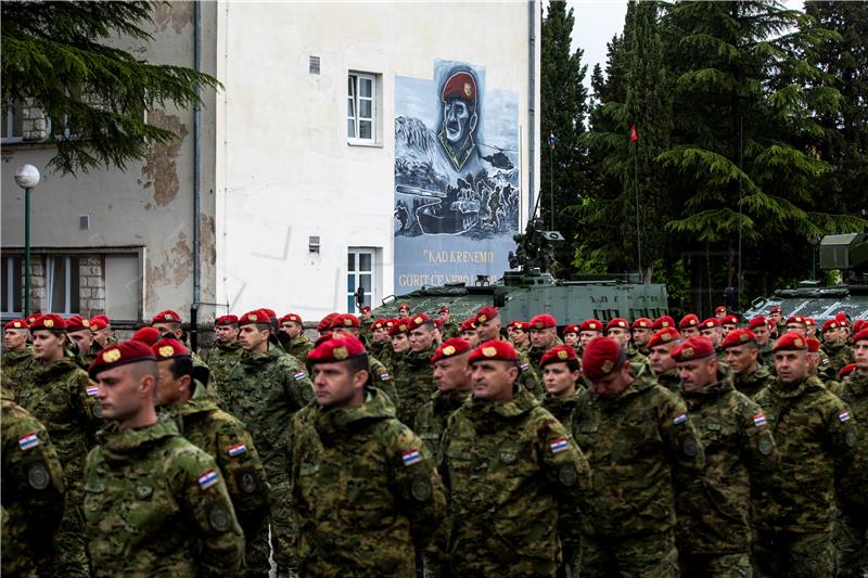 Knin: Uručenje beretki pripadnicima 3. mehanizirane bojne Pauci