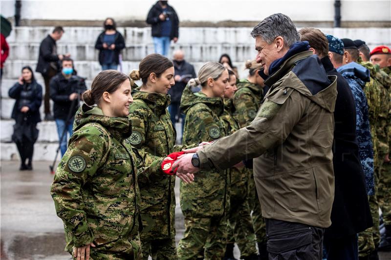 Knin: Uručenje beretki pripadnicima 3. mehanizirane bojne Pauci