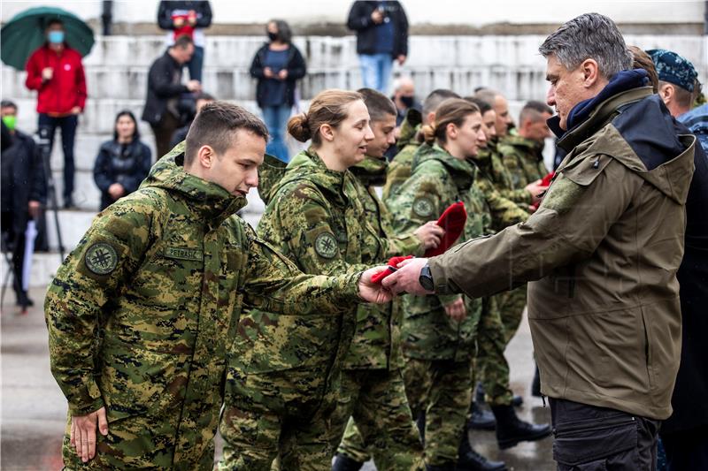 Knin: Uručenje beretki pripadnicima 3. mehanizirane bojne Pauci