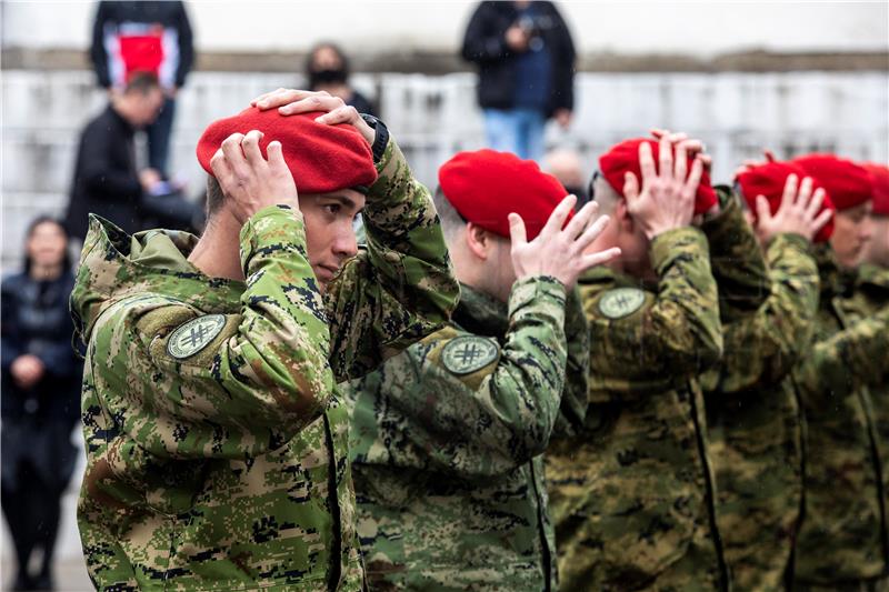 Knin: Uručenje beretki pripadnicima 3. mehanizirane bojne Pauci