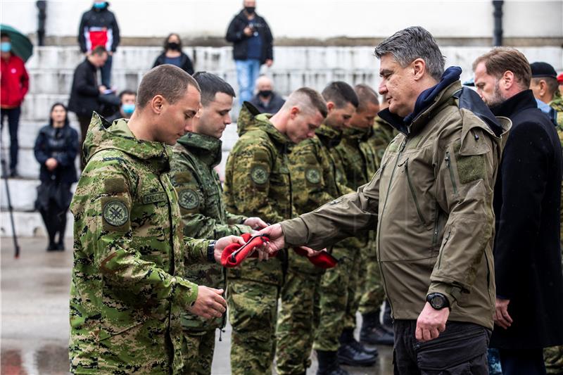 Knin: Uručenje beretki pripadnicima 3. mehanizirane bojne Pauci