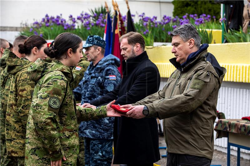 Knin: Uručenje beretki pripadnicima 3. mehanizirane bojne Pauci