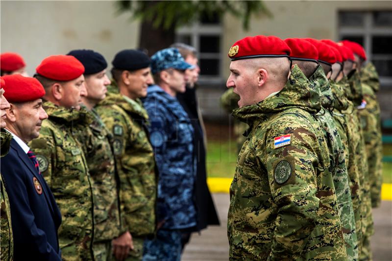 Knin: Uručenje beretki pripadnicima 3. mehanizirane bojne Pauci