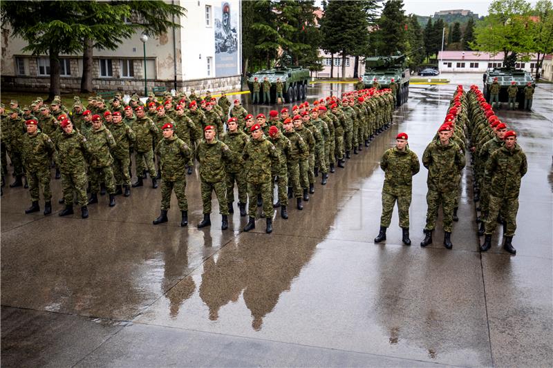 Knin: Uručenje beretki pripadnicima 3. mehanizirane bojne Pauci