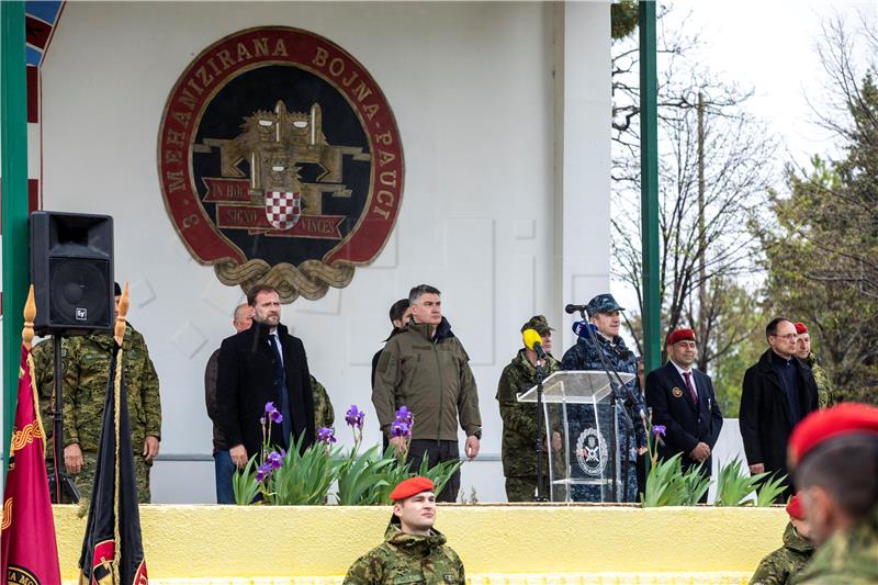 Knin: Uručenje beretki pripadnicima 3. mehanizirane bojne Pauci