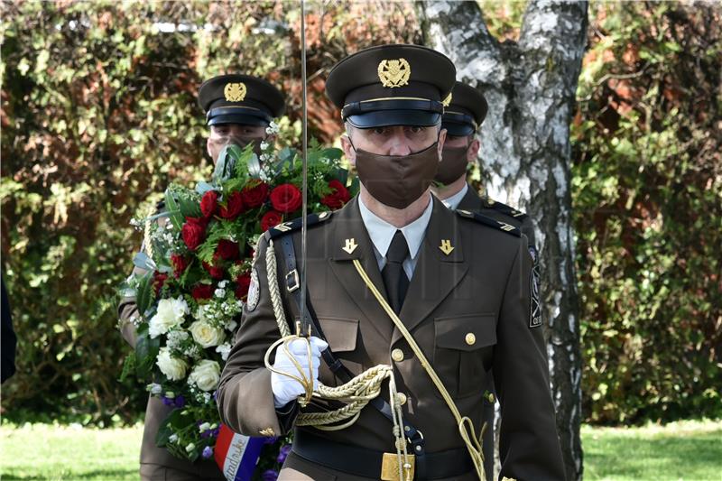 Plenković u Vinkovcima položio vijenac kod Spomenika poginulim braniteljima