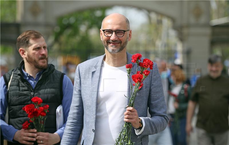 Klisović dijelio karanfile na ulazu u Maksimir