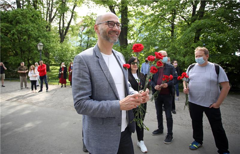 Klisović dijelio karanfile na ulazu u Maksimir