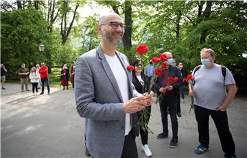 Klisović dijelio karanfile na ulazu u Maksimir