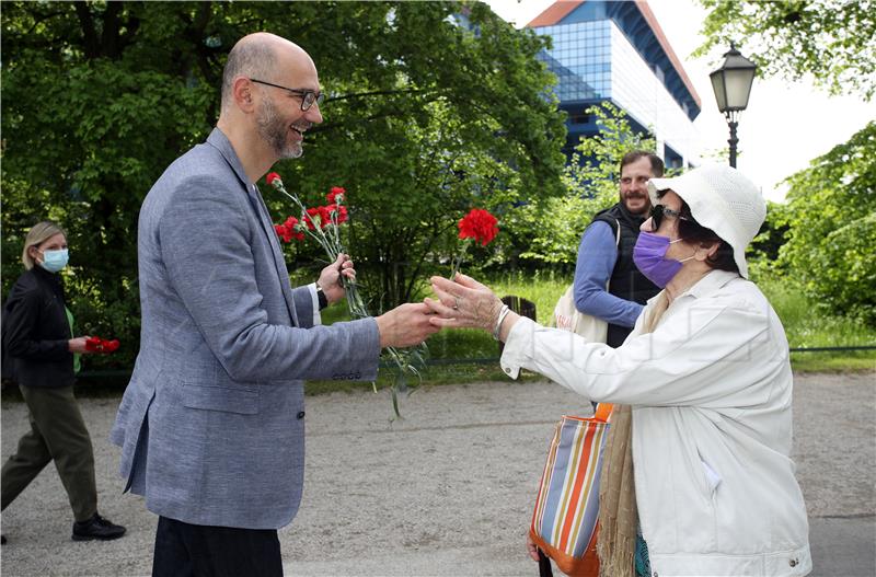 Klisović dijelio karanfile na ulazu u Maksimir