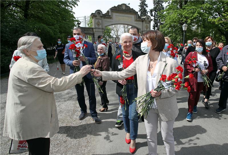 Pavičić Vukičević dijelila karanfile na ulazu u Maksimir