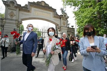 Pavičić Vukičević dijelila karanfile na ulazu u Maksimir