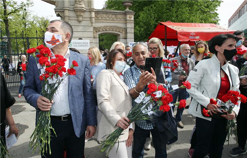 Pavičić Vukičević dijelila karanfile na ulazu u Maksimir