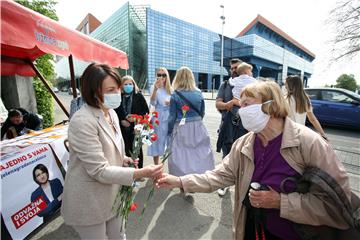 Pavičić Vukičević dijelila karanfile na ulazu u Maksimir