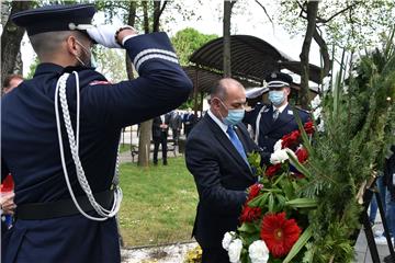 Vinkovci: Polaganje vijenaca povodom obljetnice pogibije 12. redarstvenika u Borovu