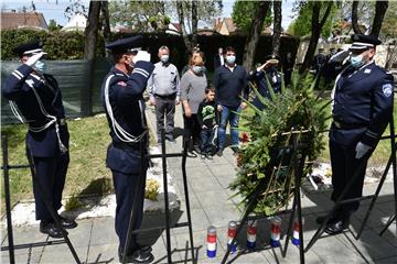 Vinkovci: Polaganje vijenaca povodom obljetnice pogibije 12. redarstvenika u Borovu