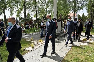 Vinkovci: Polaganje vijenaca povodom obljetnice pogibije 12. redarstvenika u Borovu