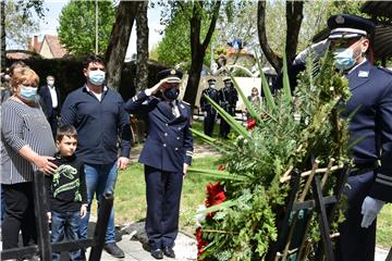 Vinkovci: Polaganje vijenaca povodom obljetnice pogibije 12. redarstvenika u Borovu