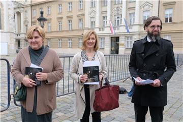 Konferencija za medije udruge U ime obitelji