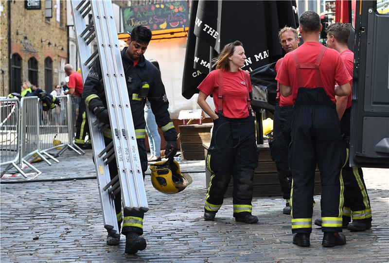 London: Vatrogasci se bore s požarom na neboderu od 19 katova