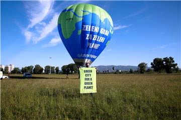 Greenpeaceov performans u sklopu kampanje #ZazeleniGrad