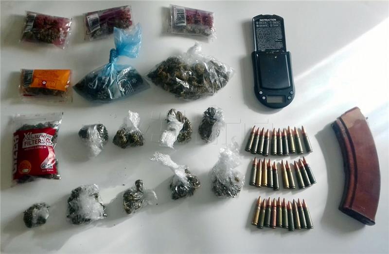 Kod mladića pronađena droga, streljivo za automatsku pušku i eksplozivne naprave