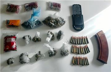 Kod mladića pronađena droga, streljivo za automatsku pušku i eksplozivne naprave