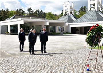 Miljenić položio vijenac za žrtve poraća na groblju Dobrava kod Maribora