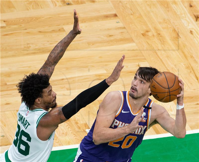 NBA: Phoenix uvjerljiv, Šarić solidan