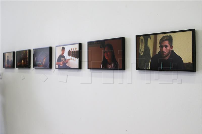 Exhibition of video recordings and photos about young Roma opens in Osijek