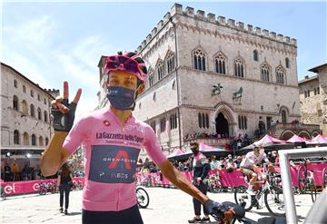 Giro: Schmidu etapa, Bernal pobjegao pratiteljima