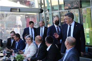 Plenković se družio sa stranačkim kolegama na terasi hotela Osijek