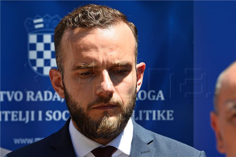 Ministri Medved i Aladrović uručili su 23 Ugovora u sklopu Poziva "Zaželi"