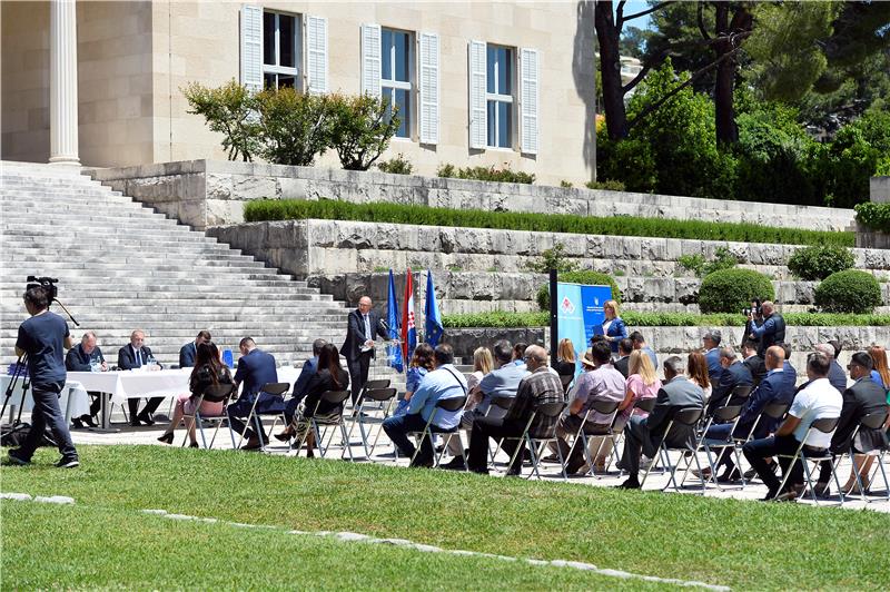 Ministri Medved i Aladrović uručili su 23 Ugovora u sklopu Poziva "Zaželi"