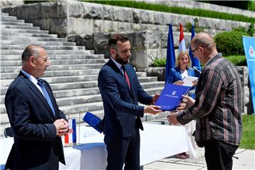 Ministri Medved i Aladrović uručili su 23 Ugovora u sklopu Poziva "Zaželi"