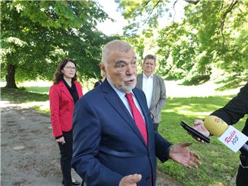 Mesić u Čakovcu dao podršku kandidatkinji za gradonačelnicu Ljerki Cividini