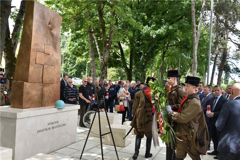 Vinkovci: Otkriven Spomenik hrvatskim braniteljima